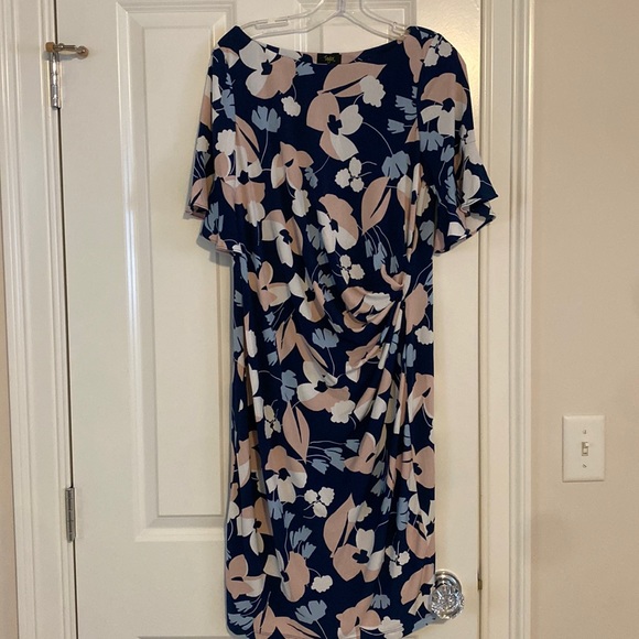 Floral flutter sleeve maternity dress - Picture 2 of 7